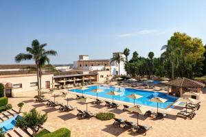 an overhead view of a resort pool with chairs and umbrellas at Almar Giardino di Costanza Resort & Spa in Mazara del Vallo