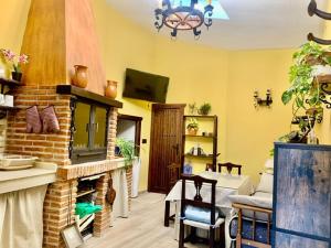 sala de estar con chimenea y TV en Vivienda Rincon de Mágina, en Bedmar