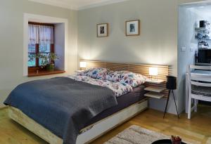 Un dormitorio con una cama grande y una ventana en Banská Štiavnica - Apartmán 1, en Banská Štiavnica