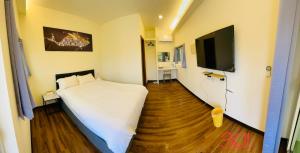 Tempat tidur dalam kamar di Long Jing Dive Resort