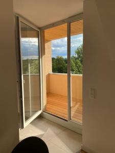 an empty room with a balcony with two windows at Modernes Apartment in zentraler Lage in Chemnitz