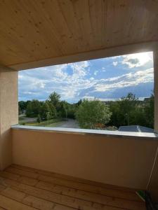 a window in a room with a view of a street at Modernes Apartment in zentraler Lage in Chemnitz