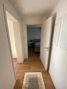 a hallway with two white doors and a rug at Modernes Apartment in zentraler Lage in Chemnitz