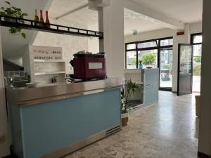 een keuken met een aanrecht en een aanrecht bij Hotel Le Ali in Rimini