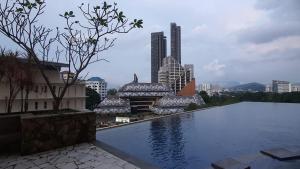 Cette chambre offre une vue sur les toits de la ville et dispose d'une piscine. dans l'établissement Homestay Jalan Tun Razak walking distance IJN, HKL, MRT Station, KPJ, PERKESO, Bernama, Tabung Darah, Istana Budaya, à Kuala Lumpur