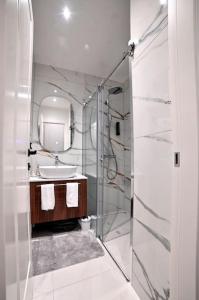 uma casa de banho com um lavatório e um espelho em Nino Luxury Apartment em Zagreb