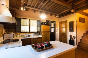 eine Küche mit einer Schale Äpfel auf einer Theke in der Unterkunft Villa vacacional el Castañin in Pancar + 35 Fotos