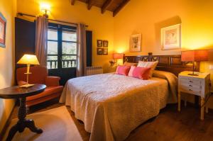 1 dormitorio con cama, mesa y ventana en Villa vacacional el Castañin, en Pancar