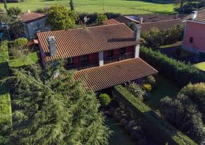 una vista aérea de una casa con techo en Villa vacacional el Castañin, en Pancar