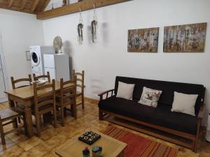 - un salon avec un canapé et une table dans l'établissement Casa Caminho da Barca, à Madalena