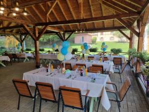 une longue table avec des ballons bleus et blancs dessus dans l'établissement Hanul Greweln, à Mediaş