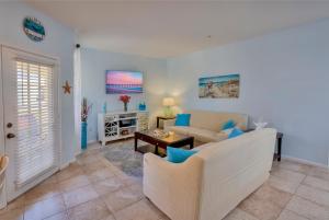 uma sala de estar com um sofá e uma mesa em NEW 2bed2bath condo - CLEARWATER BEACH - FREE Wi-Fi and Parking em Clearwater