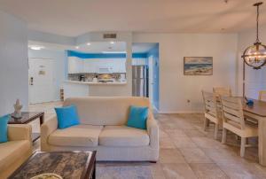 Area tempat duduk di NEW 2bed2bath condo - CLEARWATER BEACH - FREE Wi-Fi and Parking