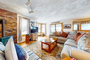 uma sala de estar com um sofá e uma televisão em Best Views of Mt Washington em Bartlett