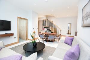 Sanctum Belsize Road في لندن: غرفة معيشة مع أريكة وطاولة