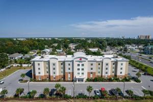 een luchtzicht op een hotel met een parkeerplaats bij Candlewood Suites - Panama City Beach Pier Park, an IHG Hotel in Panama City Beach