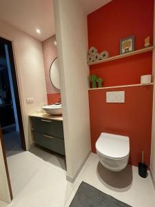 un bagno con un water e un lavandino di San Nazaro 47 a Verona