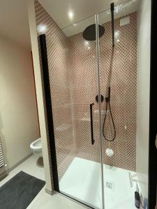 una doccia con una porta in vetro in un bagno di San Nazaro 47 a Verona