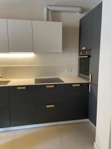 una cucina con armadi neri e piano di lavoro bianco di San Nazaro 47 a Verona