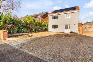 Uma casa branca com uma entrada à frente. em 8 Beds Denmark House em Norwich