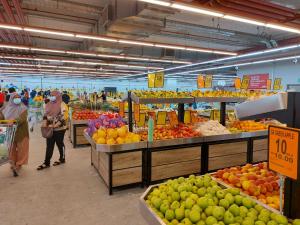 a grocery store filled with lots of fruits and vegetables at 3 Elements Premium Suite-MRT2 Station-Wifi- Self Check-iN in Kampong Batu Sembilan