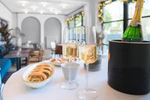 a table with two glasses of wine and a basket of bread at Nest in Győr