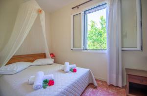 Posteľ alebo postele v izbe v ubytovaní Doras Beach Bungalow B by "elite"