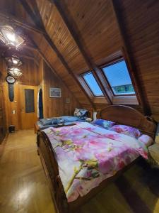 ein Schlafzimmer mit einem großen Bett im Dachgeschoss in der Unterkunft Pas Birute in Kaunas