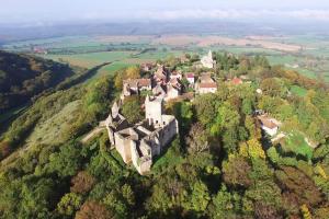- une vue aérienne sur un vieux château sur une colline dans l'établissement Le Graff - Locationtournus, à Tournus