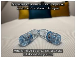 dos botellas de agua están sentadas en una mesa en Maison Hyper Centre d’Arras, en Arras