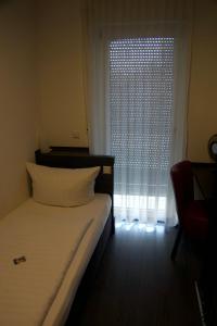Postel nebo postele na pokoji v ubytování Central Hotel Friedrichshafen