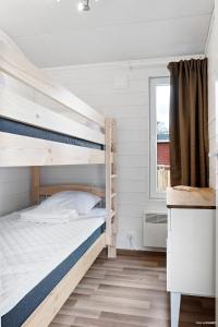 ハルムスタッドにあるFirst Camp Karlstorp-Halmstadのベッドルーム1室(二段ベッド2台、窓付)が備わります。