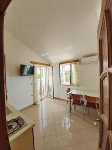 Μια τηλεόραση ή/και κέντρο ψυχαγωγίας στο Apartmani Kaštel