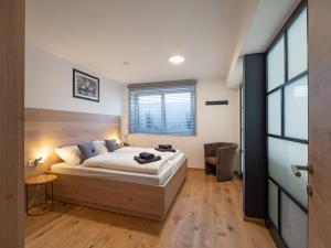 1 dormitorio con cama y ventana en Residenz Brixental Top 2 en Brixen im Thale