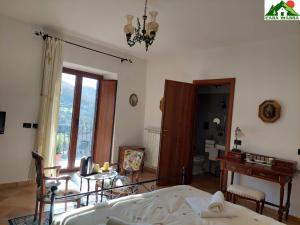- une chambre avec un lit, un bureau et une fenêtre dans l'établissement Casa Massa, à San Giovanni