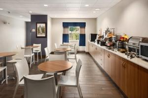 Restaurant o un lloc per menjar a Microtel Inn & Suites by Wyndham