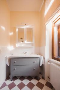 a bathroom with a sink and a mirror at Oak House Vienna in Vienna