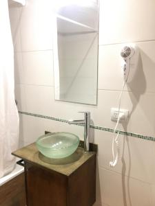 baño con lavabo y espejo en Aluen PBA - Andarlibre en San Martín de los Andes