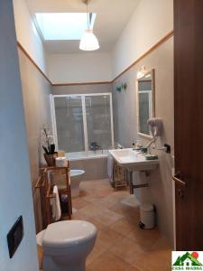 La salle de bains est pourvue de toilettes, d'un lavabo et d'une baignoire. dans l'établissement Casa Massa, à San Giovanni