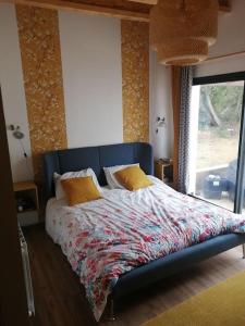 - un lit avec 2 oreillers jaunes dans une chambre dans l'établissement Magnifique villa avec jacuzzi et billard, à Limoux