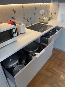 Kuchyňa alebo kuchynka v ubytovaní PAGRATI FLAT 7