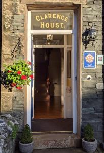 uma entrada para uma casa de dança com flores na porta em Clarence House em Keswick