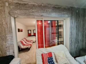 Un pat sau paturi într-o cameră la RESIDENCE MELINDA