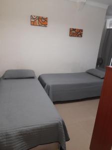 two twin beds in a room withthritisthritisthritisthritisthritisthritisthritisthritisthritis at Departamento Peatonal in Paraná