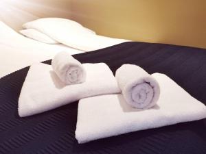 Penthouse في بيرغِن: كومه من المناشف فوق السرير