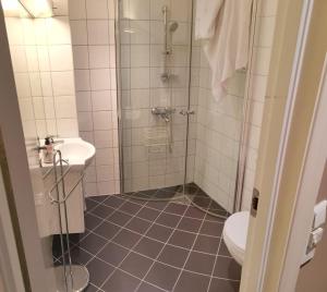 Penthouse في بيرغِن: حمام مع دش ومرحاض ومغسلة +24 صورة