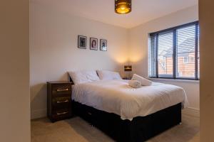 Un pat sau paturi într-o cameră la Remarkable 4-Bedroom 3-Bathroom House