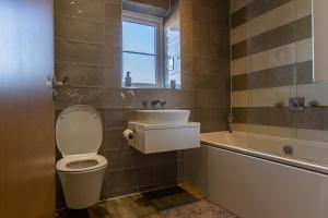 Vonios kambarys apgyvendinimo įstaigoje Remarkable 4-Bedroom 3-Bathroom House