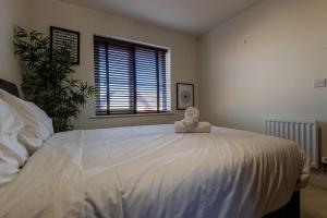 Katil atau katil-katil dalam bilik di Remarkable 4-Bedroom 3-Bathroom House