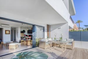 sala de estar de planta abierta con mesa y sillas en La Palmeraie - Appt climatisé - Piscine en Bandol